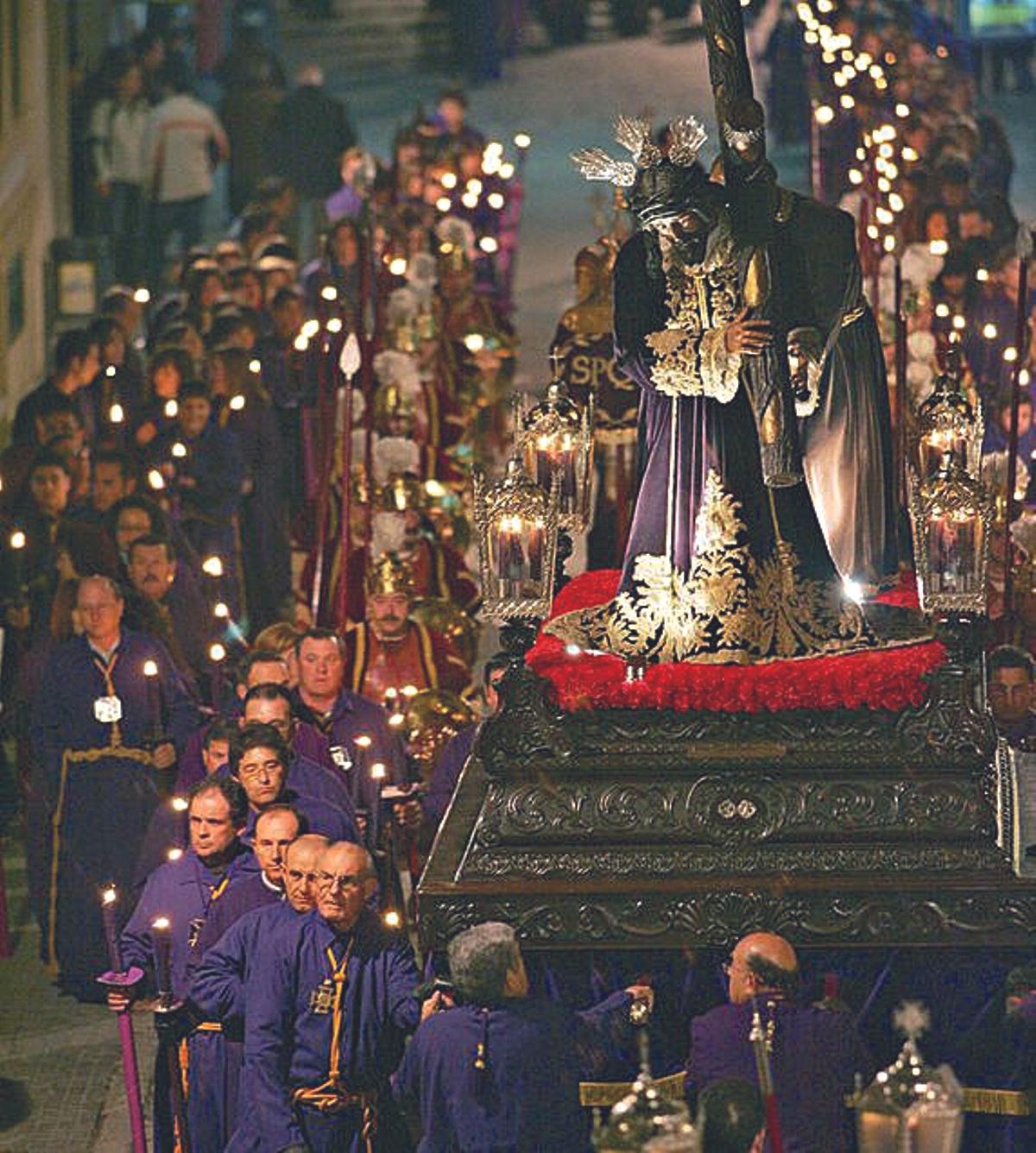 VIERNES SANTO. PROCESIÓN DE JESÚS NAZARENO EN LA MADRUGÁ.