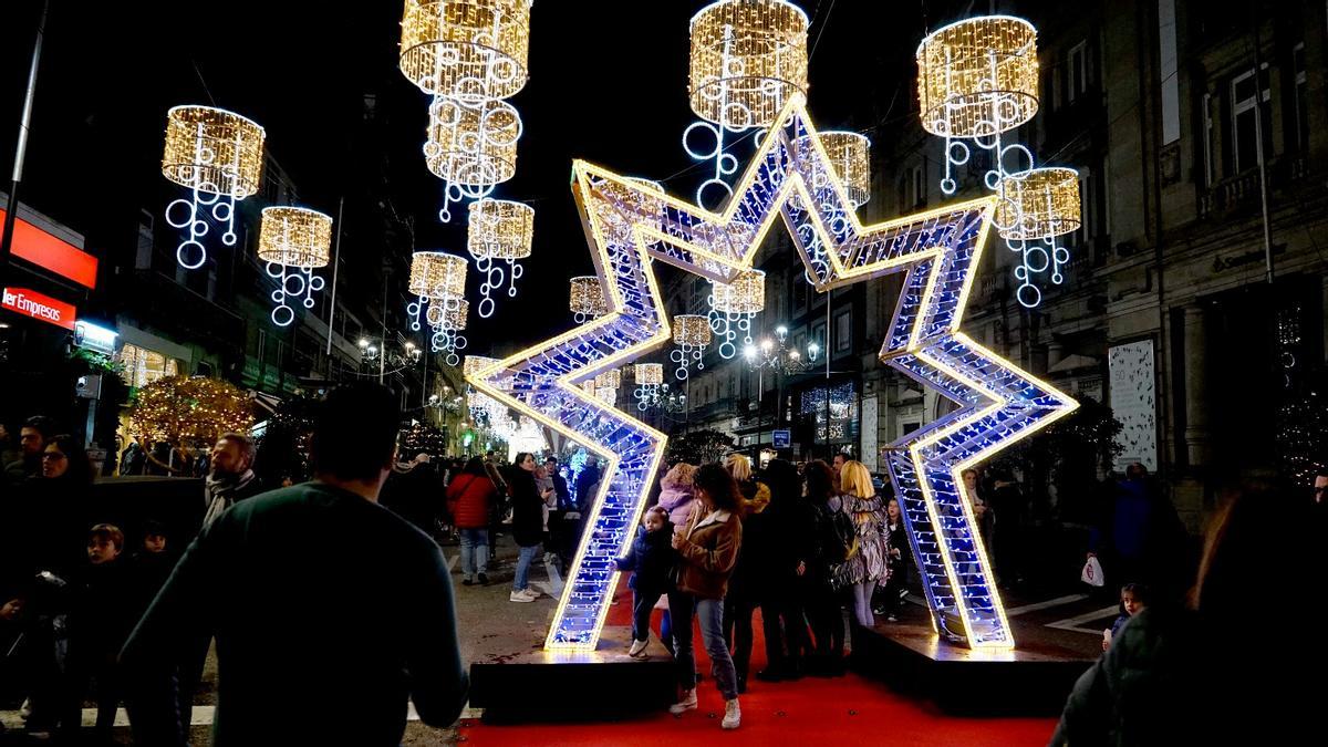 El pórtico de entrada a la calle Policarpo Sanz es una estrella iluminada.