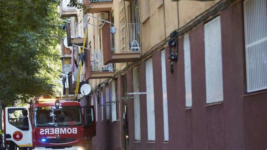 Un camión de bomberos, ante el edificio del fatal accidente en Barcelona. // Efe