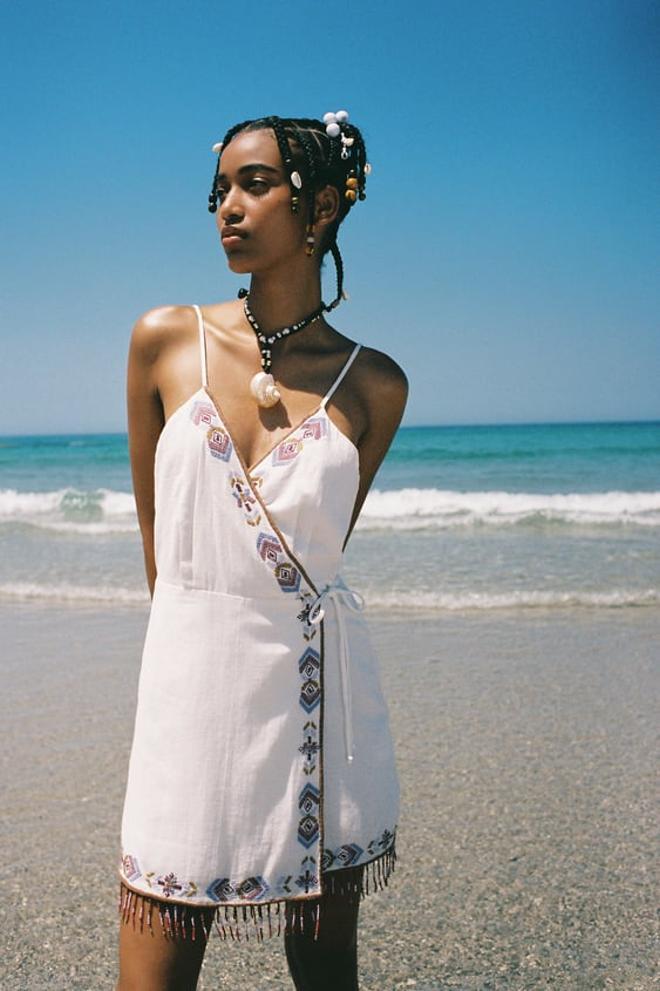 Vestido blanco corto con bordados florales de Zara