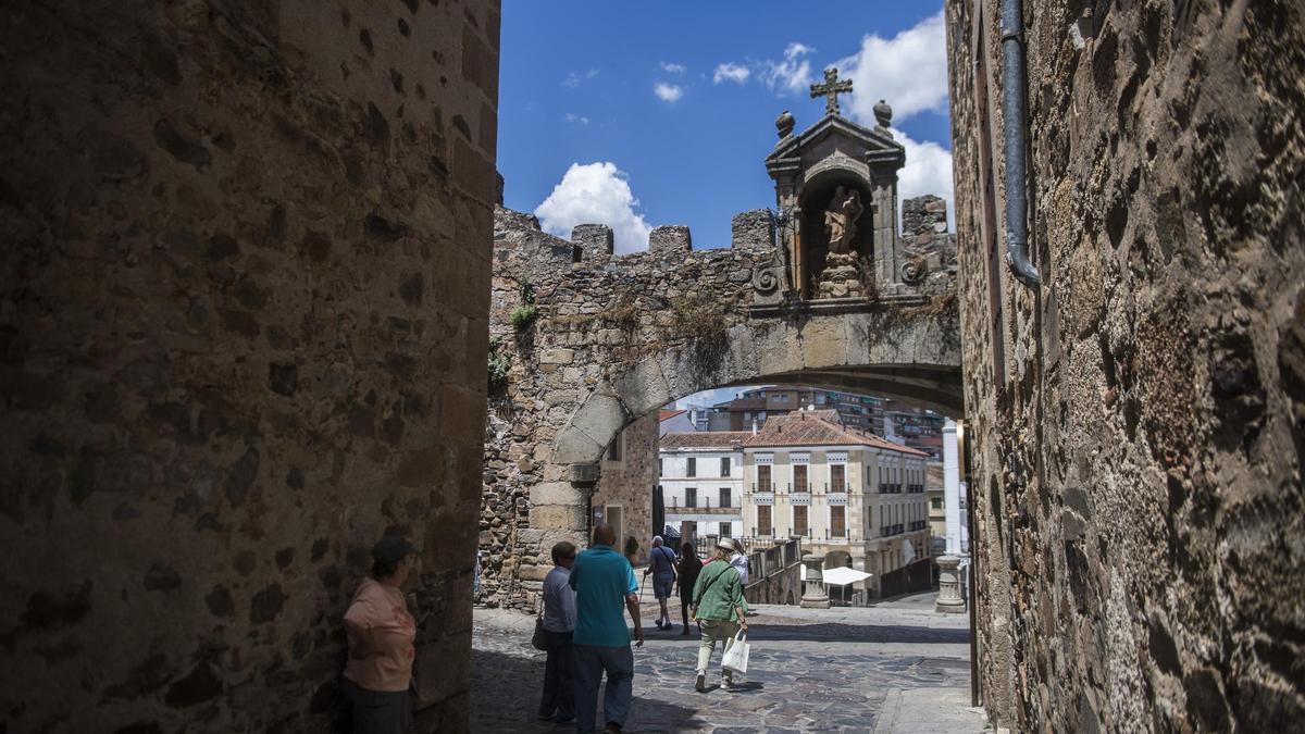 Turistas en el centro histórico de Cáceres.