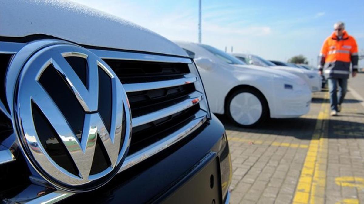 Vehículos de Volkswagen listos para embarcar en el puerto alemán de Bremerhaven.