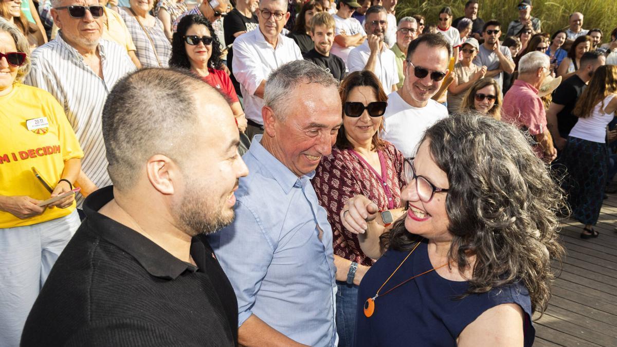 Mónica Oltra saluda a Joan Baldoví, Rosa Pérez y Nahuel González en el acto con Gabriel Rufián.