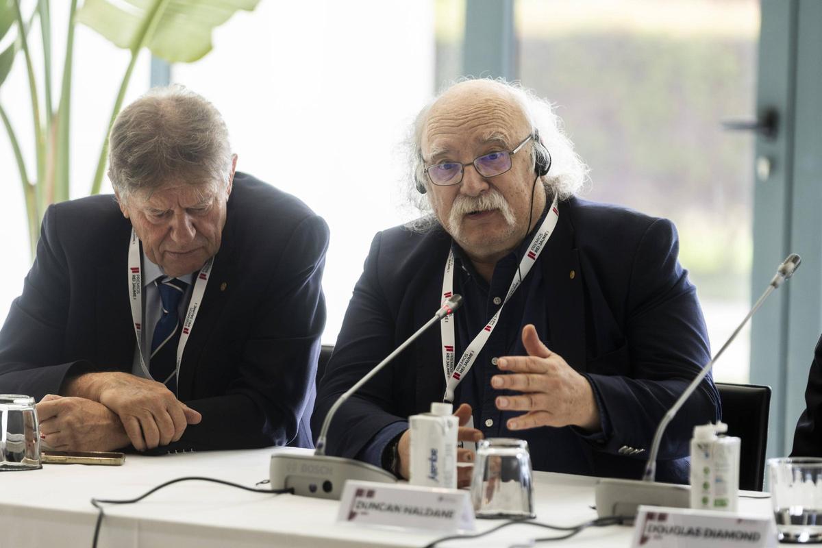 El presidente ejecutivo de los Premios Jaume I, Javier Quesada, junto al físico británico Duncan Haldane, Nobel de Física de 2016.