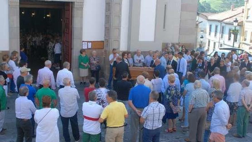 Los familiares introducen el féretro de La Cervera en la iglesia.