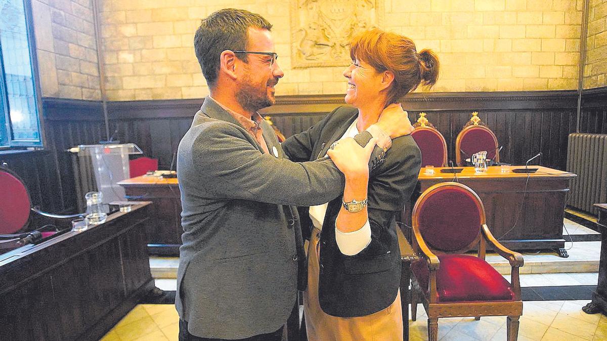 Lluc Salellas s’abraça a Marta Madrenas en l’últim ple del mandat 2019-23.