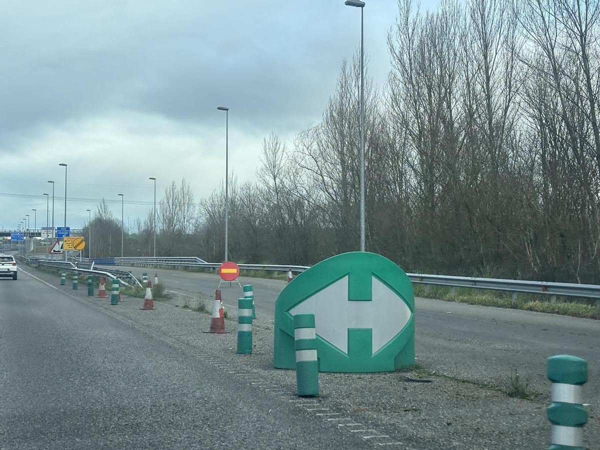 El carril del enlace de Mudarri cerrado desde el pasado verano.