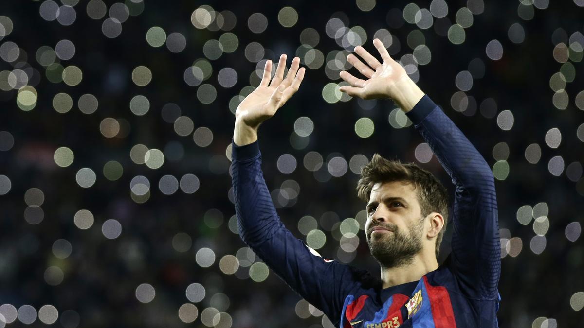 Barcelonas Gerard Pique winkt den Fans nach dem Spiel.