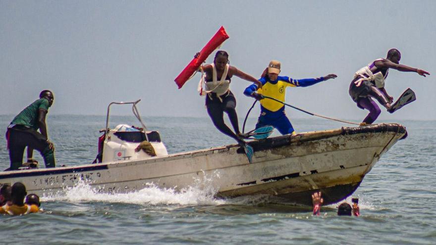 Bomberos canarios forman a los héroes de Gambia
