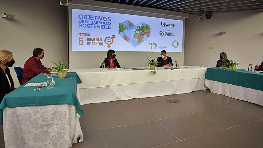 Un instante del debate, en las instalaciones del periódico, esta semana. | F.BUSTAMANTE