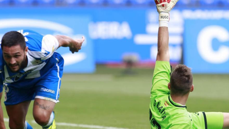 Andone celebra su gol ante un batido Guaita.