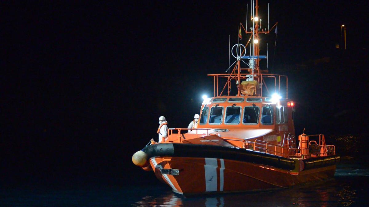 Una embarcación de Salvamento Marítimo, en aguas de El Hierro