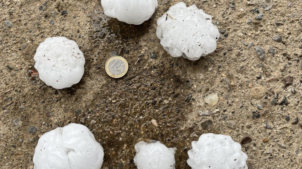 Una muestra del granizo caído en La Bisbal d'Empordà.