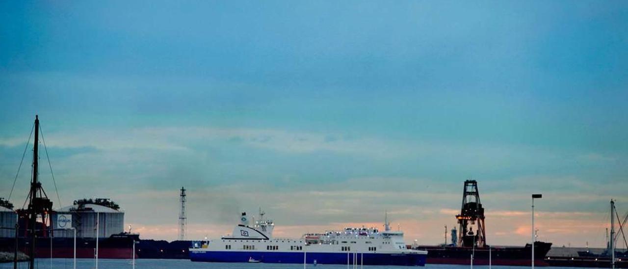 Última salida desde El Musel del barco de la autopista del mar, en septiembre de 2014.