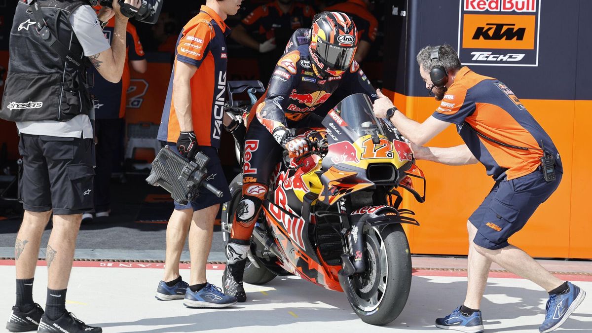 Maverick Viñales sale con su KTM del 'boxe' del equipo Tech3.