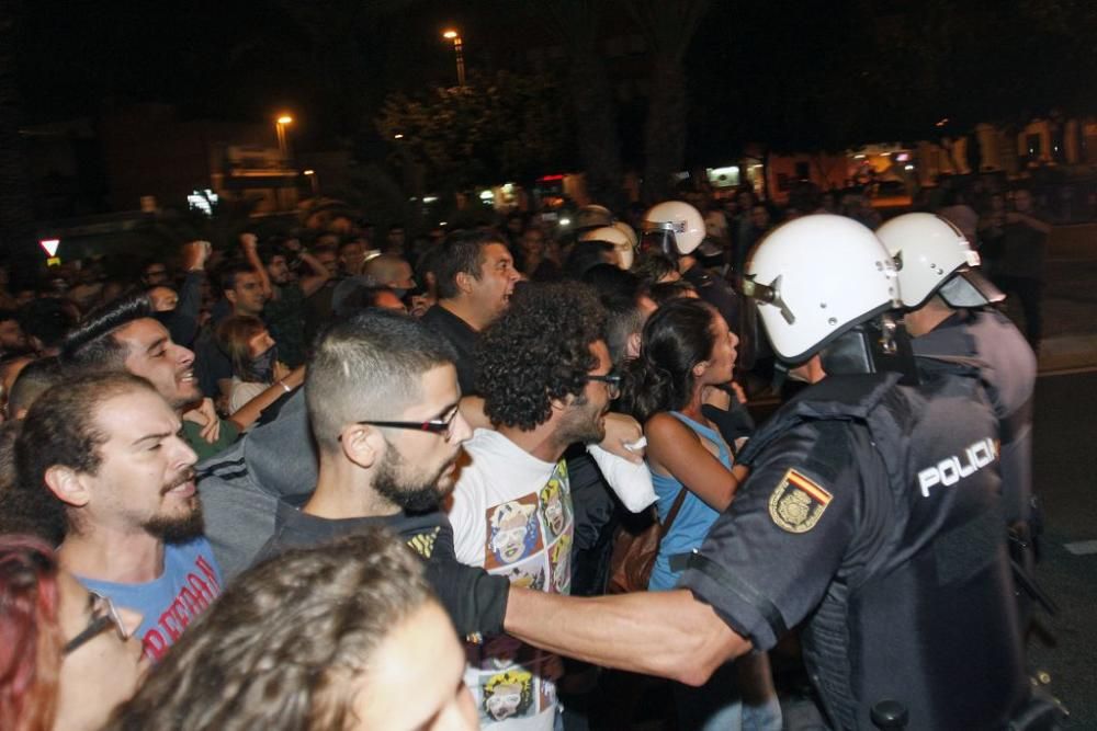 Los manifestantes protestan contra el AVE