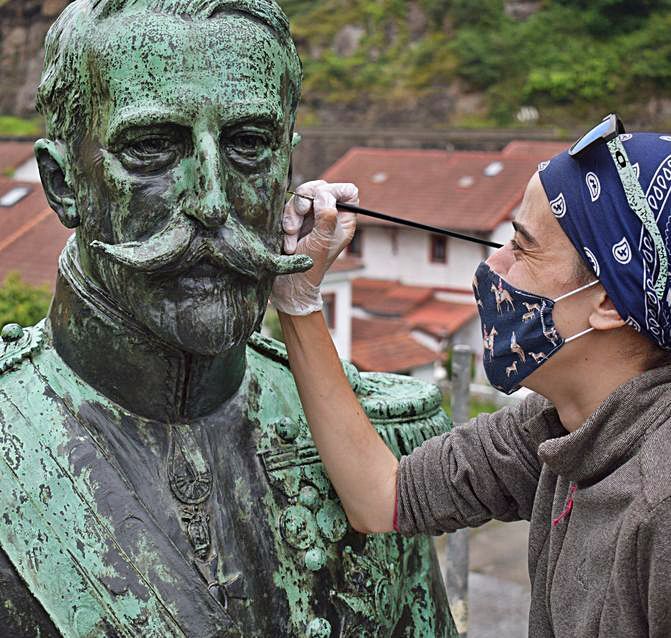 Sara González, trabajando en la restauración del busto de Claudio López Bru que corona la escultura.