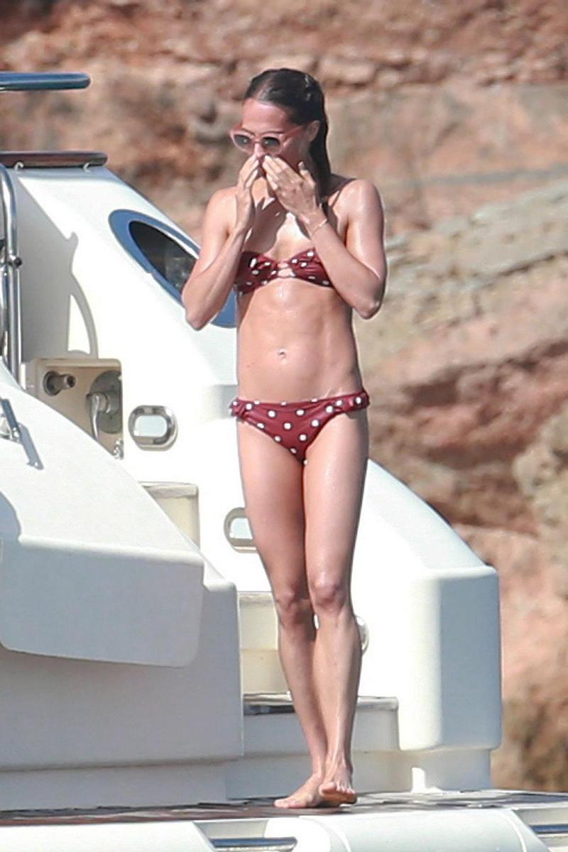 Alicia Vikander con bikini de & Other Stories