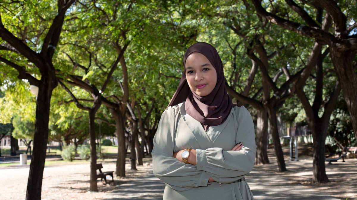 Hind El Fadli, feminista ilicitana de la asociación G-Chime, durante la entrevista.