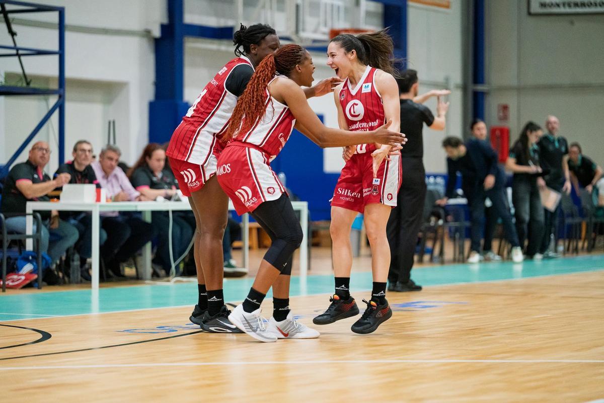 Laia Flores, Gueye y Mawuli, alegres sobre la cancha del Estepona