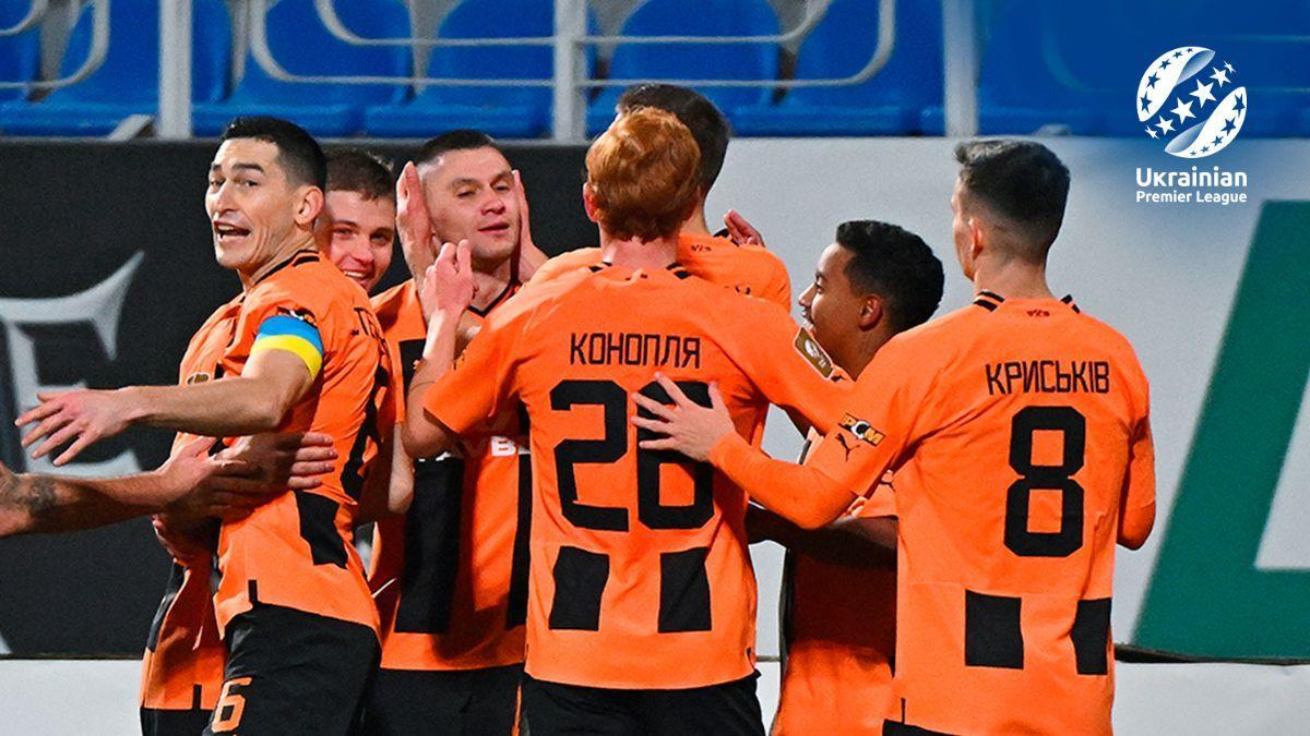 Los futbolistas del Shakhtar celebran el gol de Zubkov en el estadio Lobanovsky ante el Dinamo