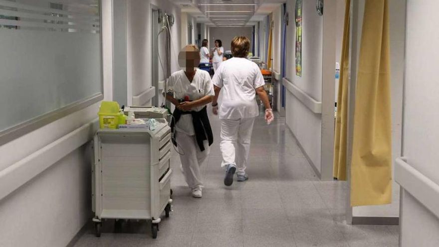 Personal dentro del Complejo Hospitalario Universitario de Ourense. // Jesús Regal