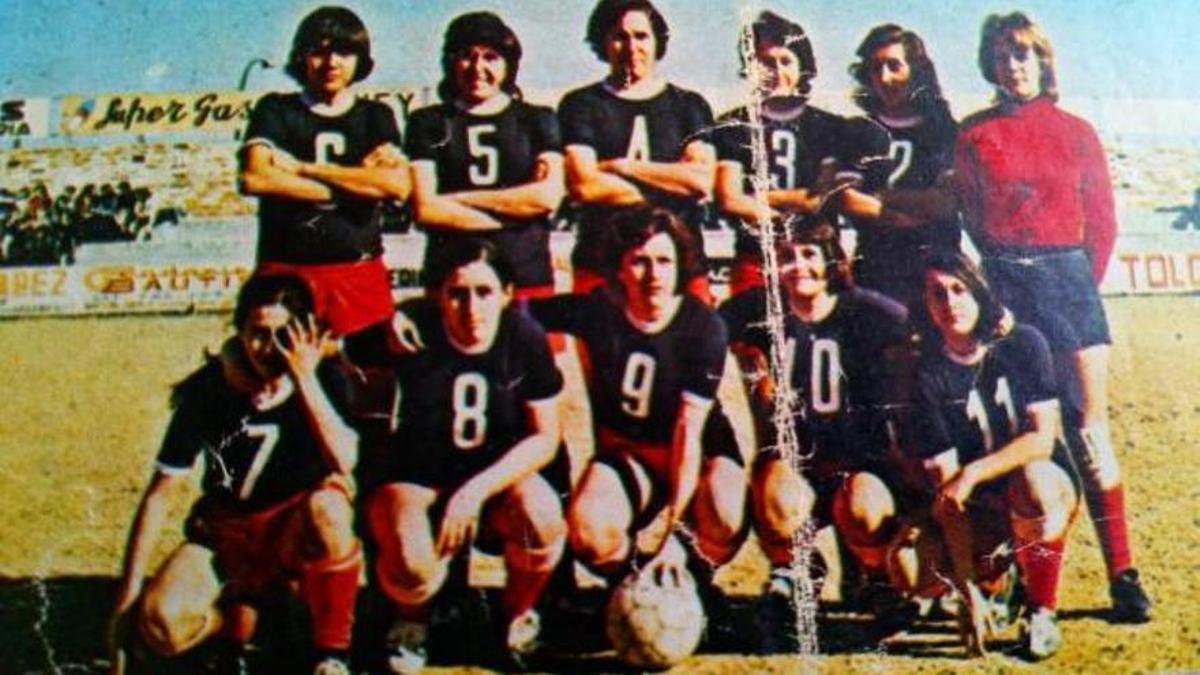 Conchi 'Amancio' (dorsal 9), en el estadio Moscardó, con el Olímpico de Villaverde en el primer campeonato de fútbol femenino en España.