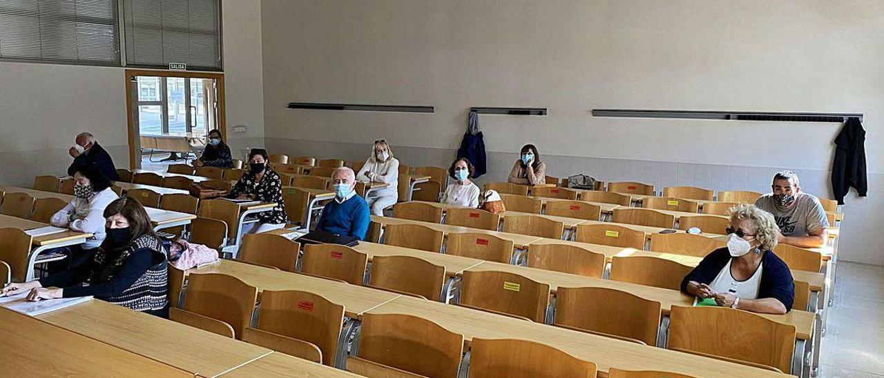 Algunos de los estudiantes del plan para mayores Pumuo que acudieron ayer a clase en el campus.