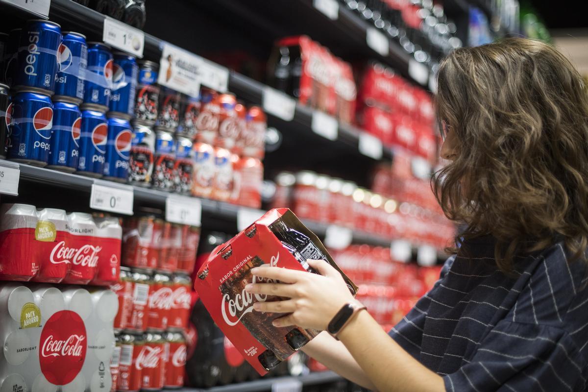 Bebidas azucaradas en el estante de un supermercado de Barcelona.