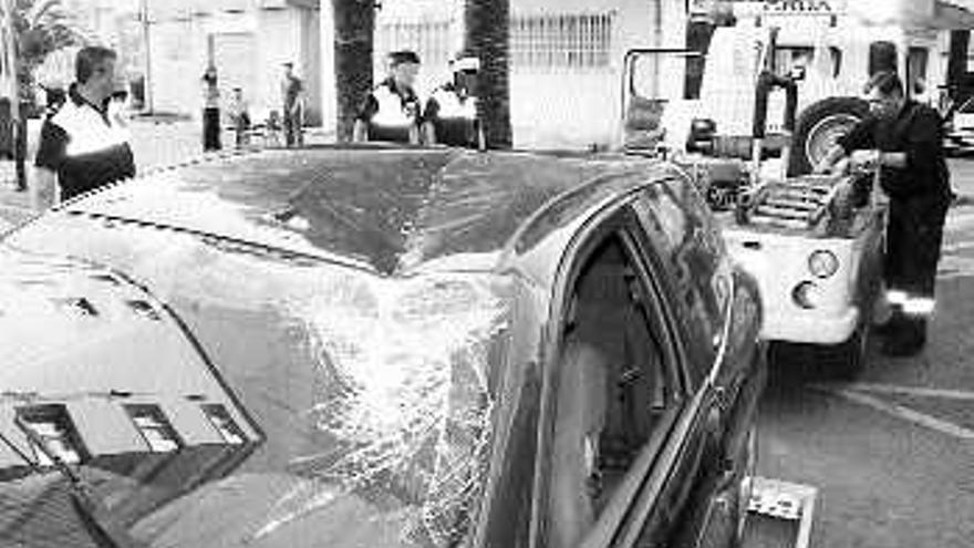 El coche se empotró contra una farola en la calle Santa Teresa de Jesús Jornet. / junior