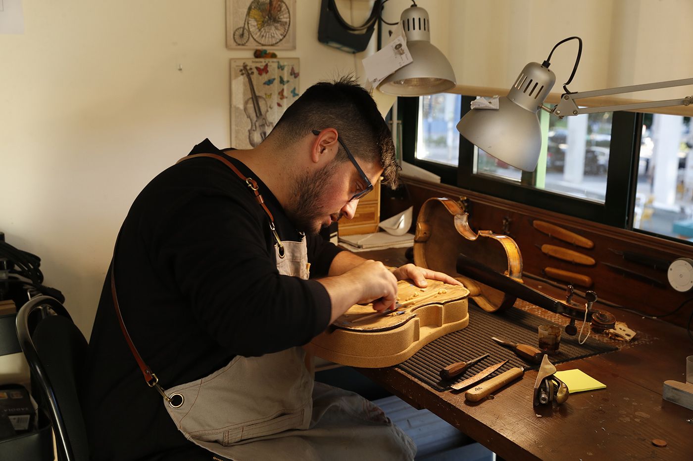 Anxo Cabreira en su taller de luthería de violines, violonchelos y violas en Vigo. Ricardo Grobas.jpg