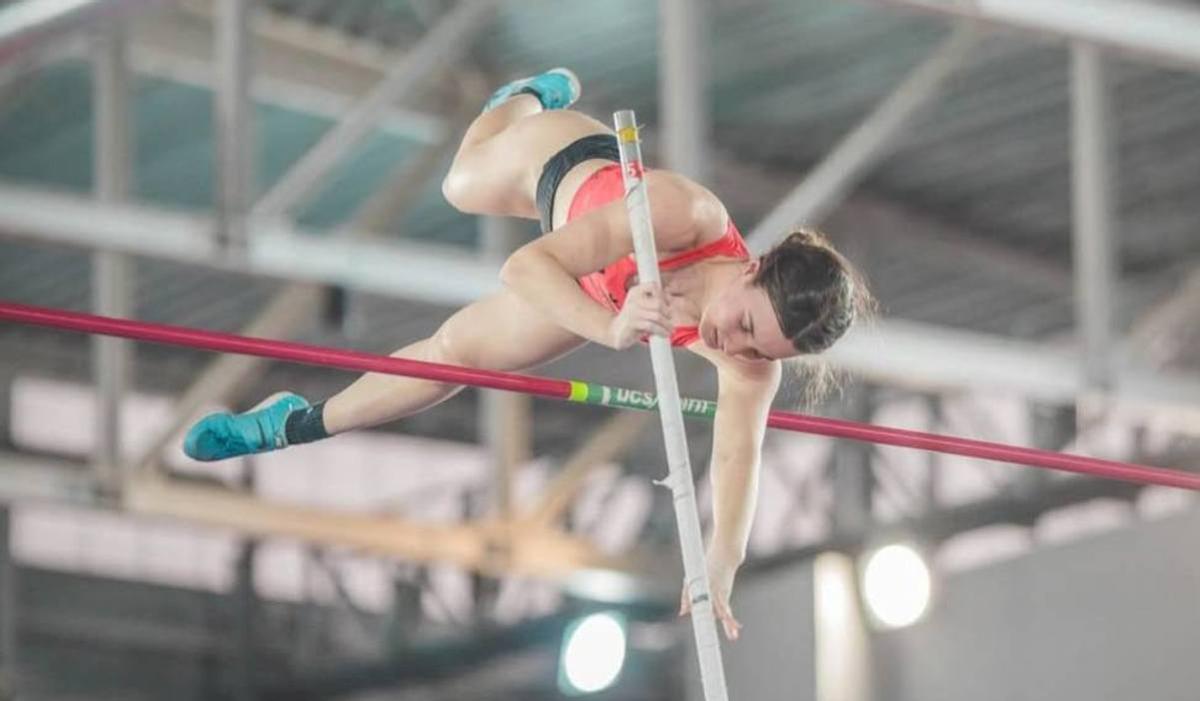 Marta Mohedo realiza un salto.