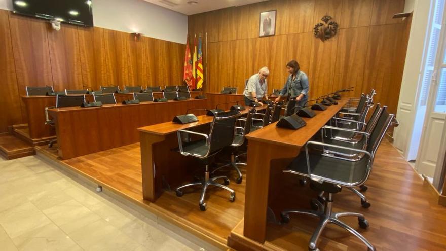 La concejala María García revisa los últimos detalles en el salón de plenos del Palacio Marqués de Arneva