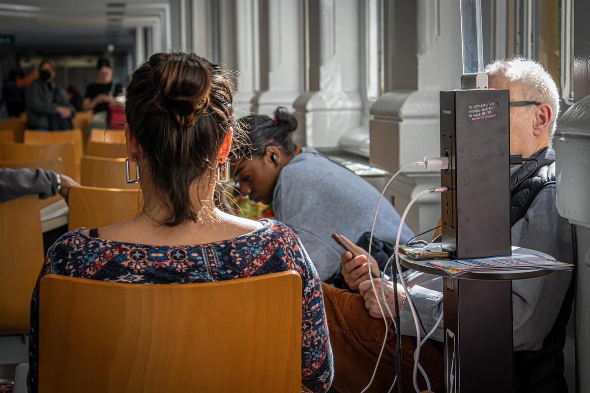 ciudadanos y pacientes utilizan los cargadores existentes en hospitales para recargar teléfonos en esta situación de apagón
