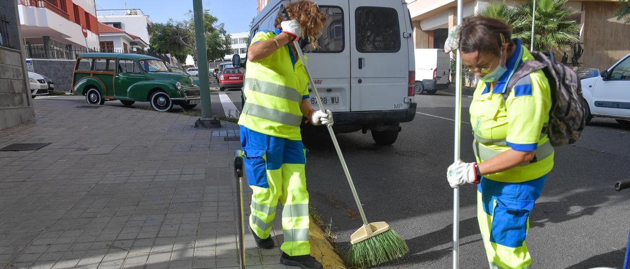 Dos barrenderas  trabajan en el paseo de Escaleritas