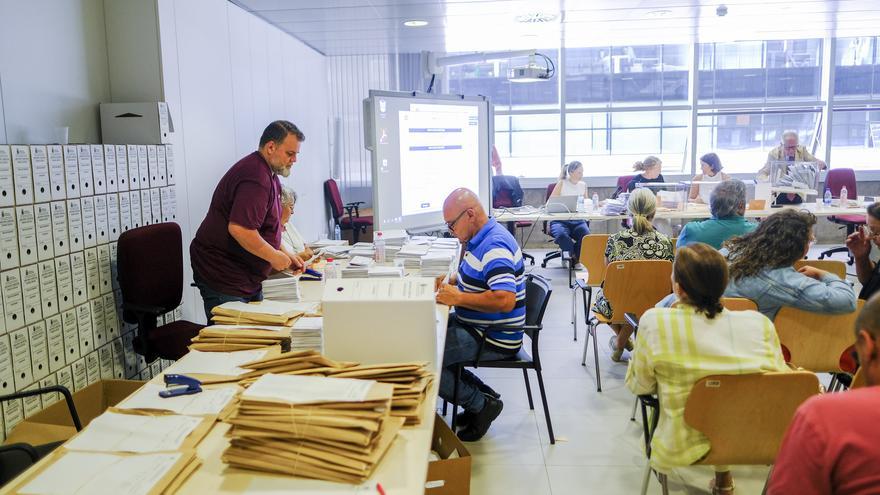 Recuento del voto emigrante del 23J en la Junta Electoral de Las Palmas