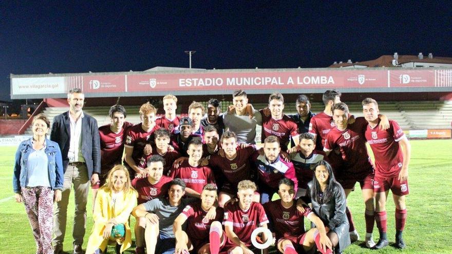 El Pontevedra B, con el trofeo, en el campo de A Lomba. // @PontevedraCFSAD