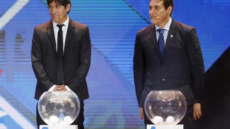 Los exfutbolistas Iván Zamorano y Carlos Gamarra durante el sorteo.