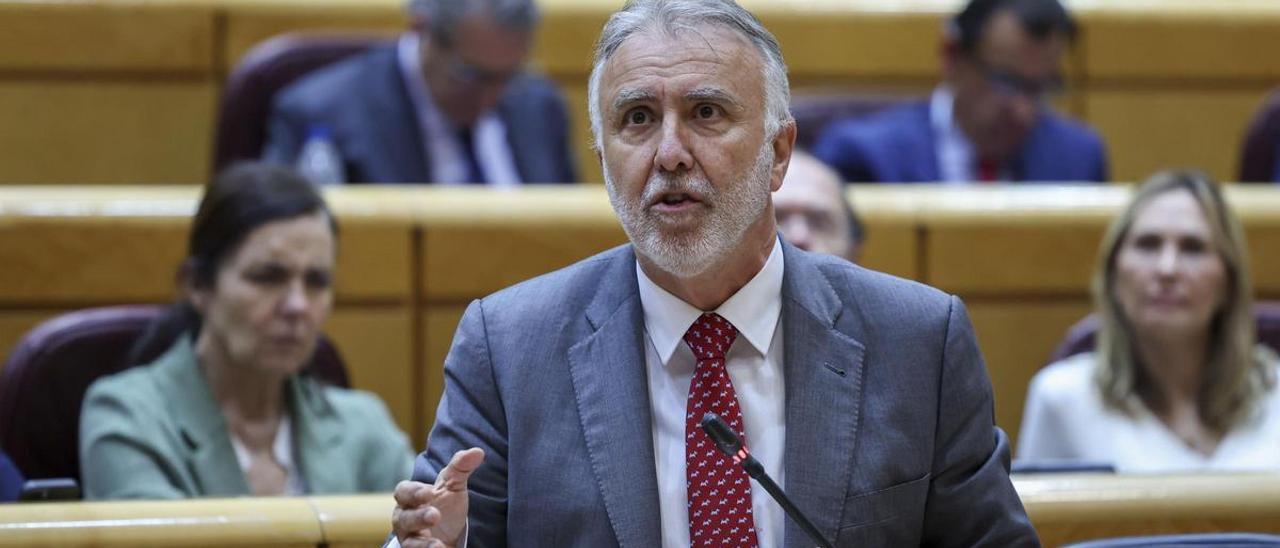 Ángel Víctor Torres contesta a preguntas sobre inmigración en el Pleno del Senado.