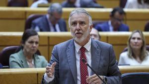 Ángel Víctor Torres contesta a preguntas sobre inmigración en el Pleno del Senado.