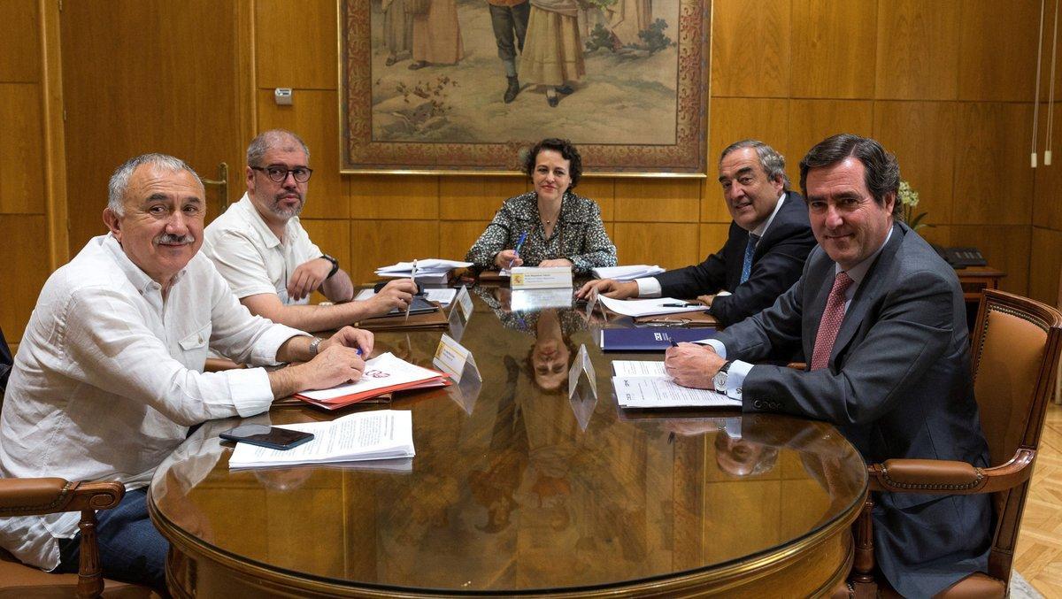 GRAF7262 MADRID, 26/07/2018.-La ministra de Trabajo, Migración y Seguridad Social, Magdalena Valerio,c., duran te la reunión con con los presidentes de CEOE y de Cepyme, Juan Rosellc-d, y Antonio Garamendi,c-iz., y con los secretarios generales de UGT y CCOO, Pepe Álvarez,iz., y Unai Sordo,ciz., para iniciar los trabajos de la mesa de Diálogo Social EFE / Rodrigo Jimenez