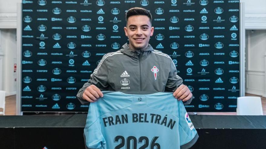 Fran Beltrán, ayer, con la camiseta serigrafiada con el año en el que finaliza su nuevo contrato. |