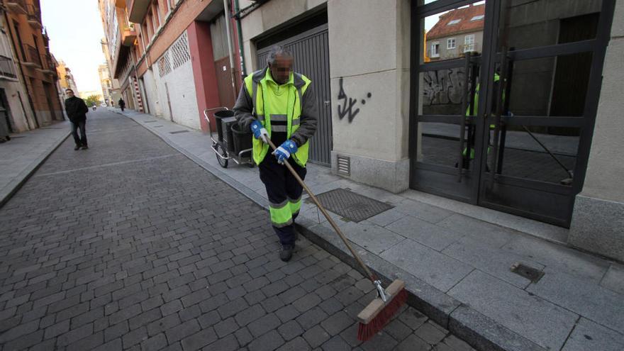 Un trabajador del servicio de limpieza en el barrio de La Lana.