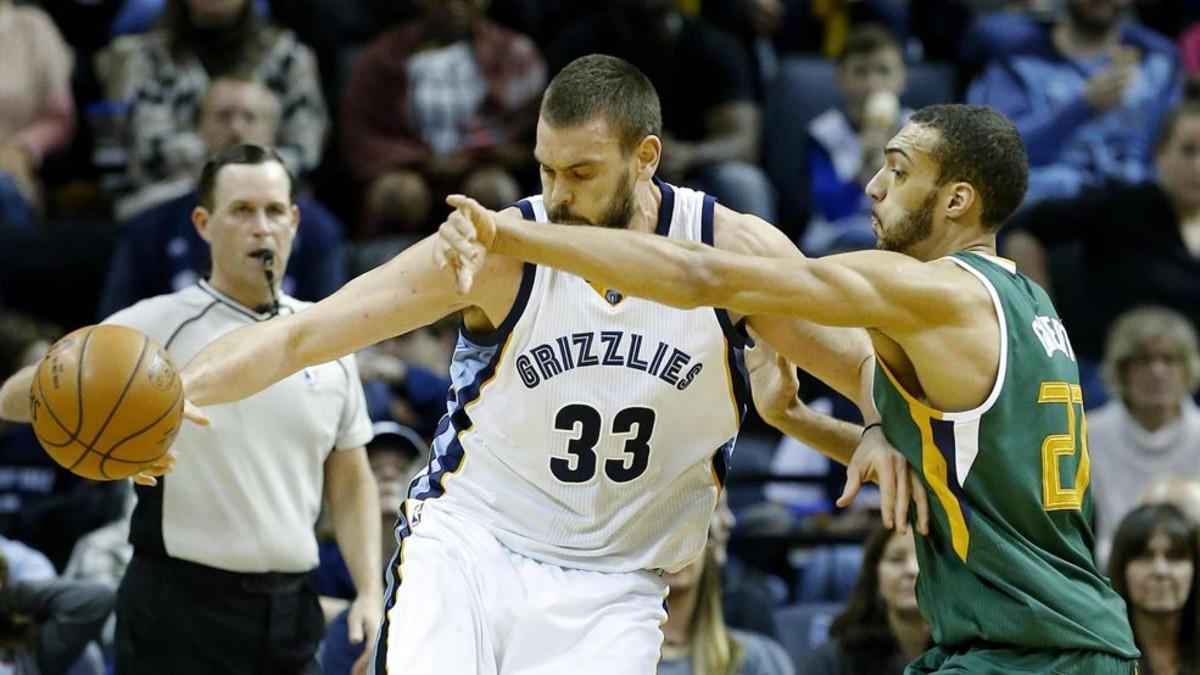 Marc Gasol disputa el balón con el central de Utah Jazz Rudy Gobert