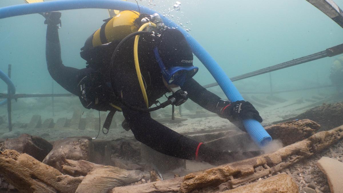 Un buzo trabaja en la quilla de la embarcación romana de Ses Llumetes, cerca de la playa de Porto Cristo.