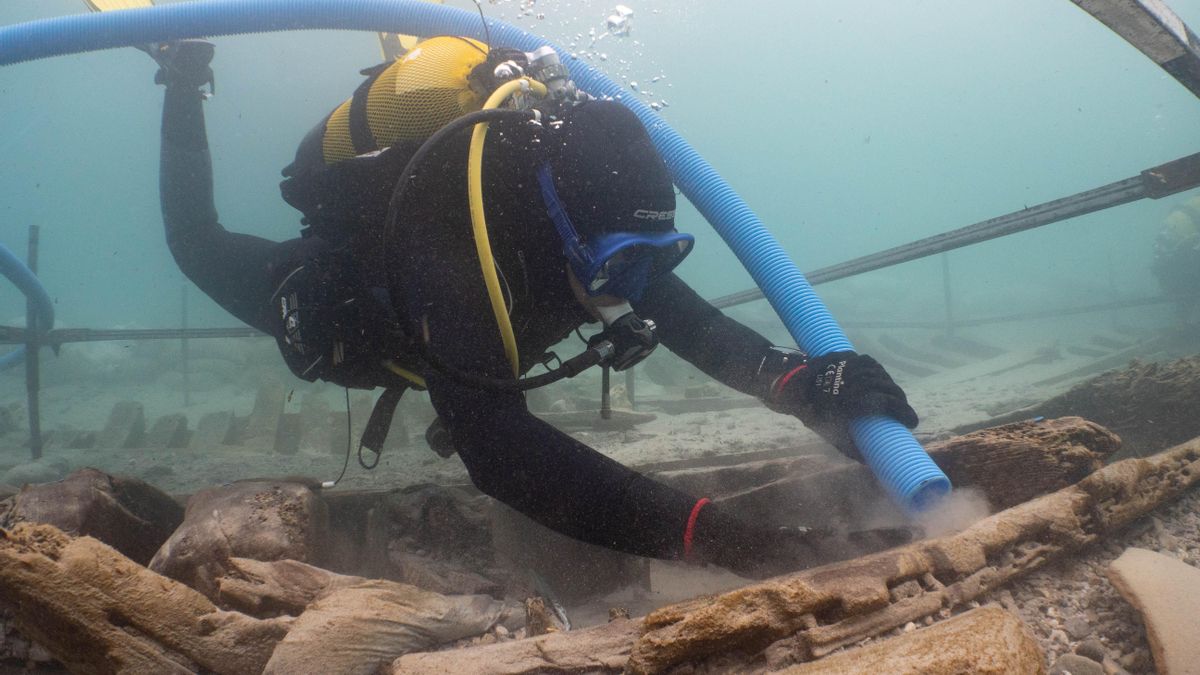 Un buzo trabaja en la quilla de la embarcación romana de Ses Llumetes, cerca de la playa de Porto Cristo.