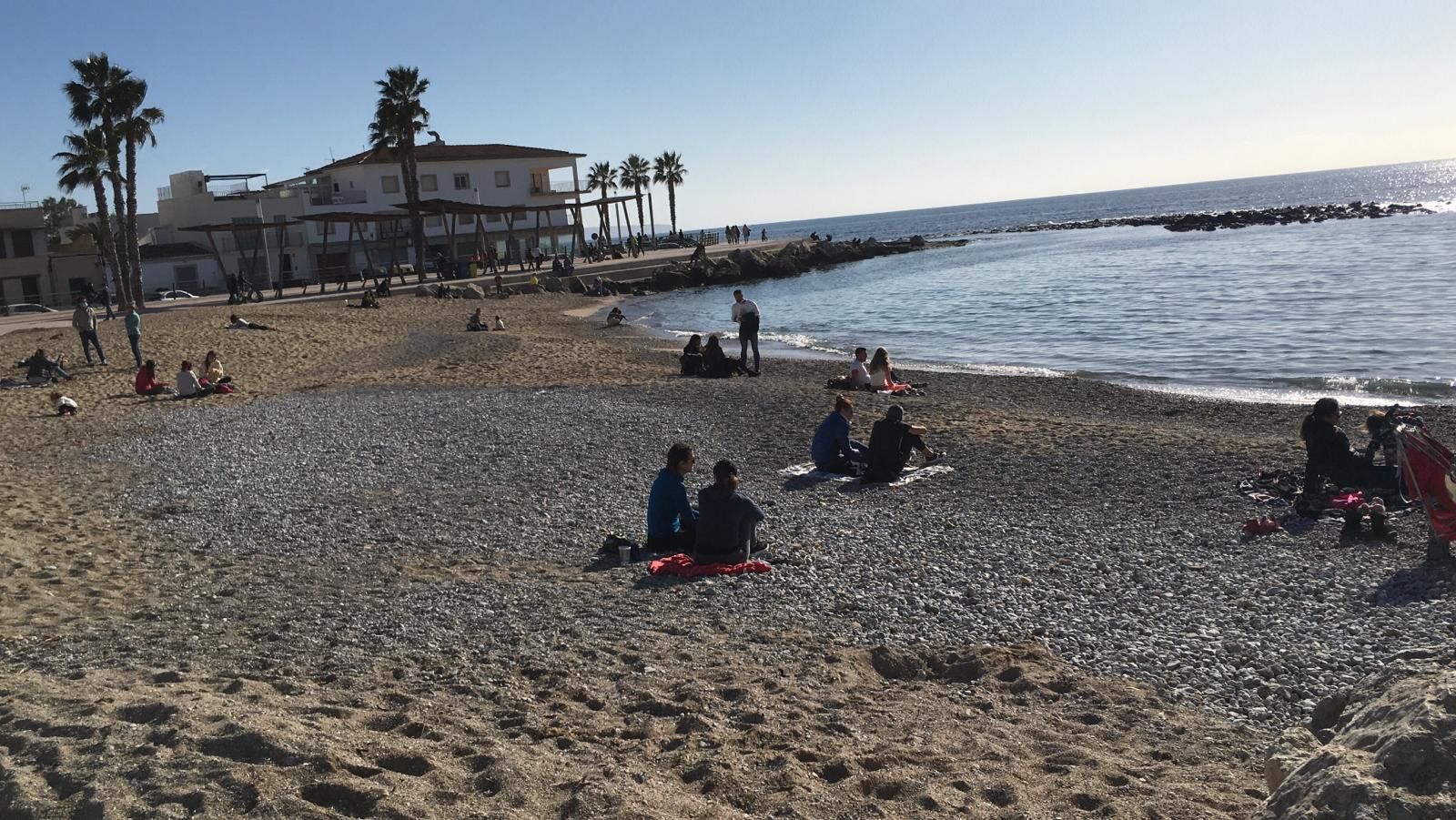 El buen tiempo anima las playas de Palma