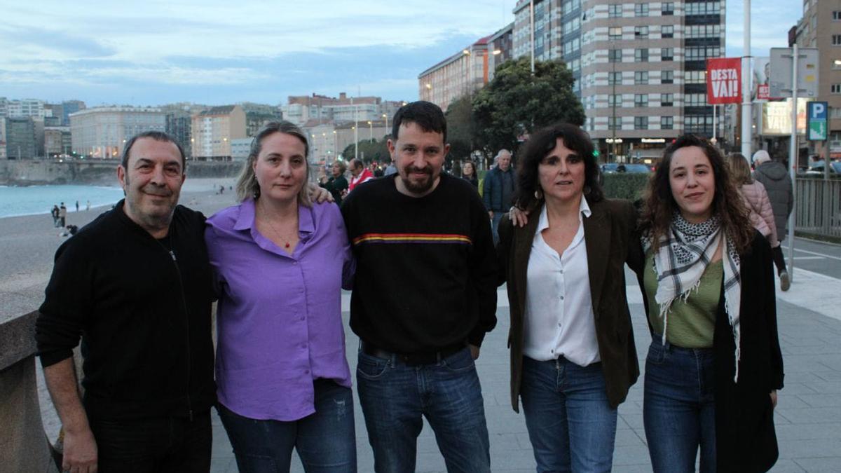Pablo Iglesias (c), junto a Isabel Faraldo (a su izquierda en la imagen), ayer en A Coruña.