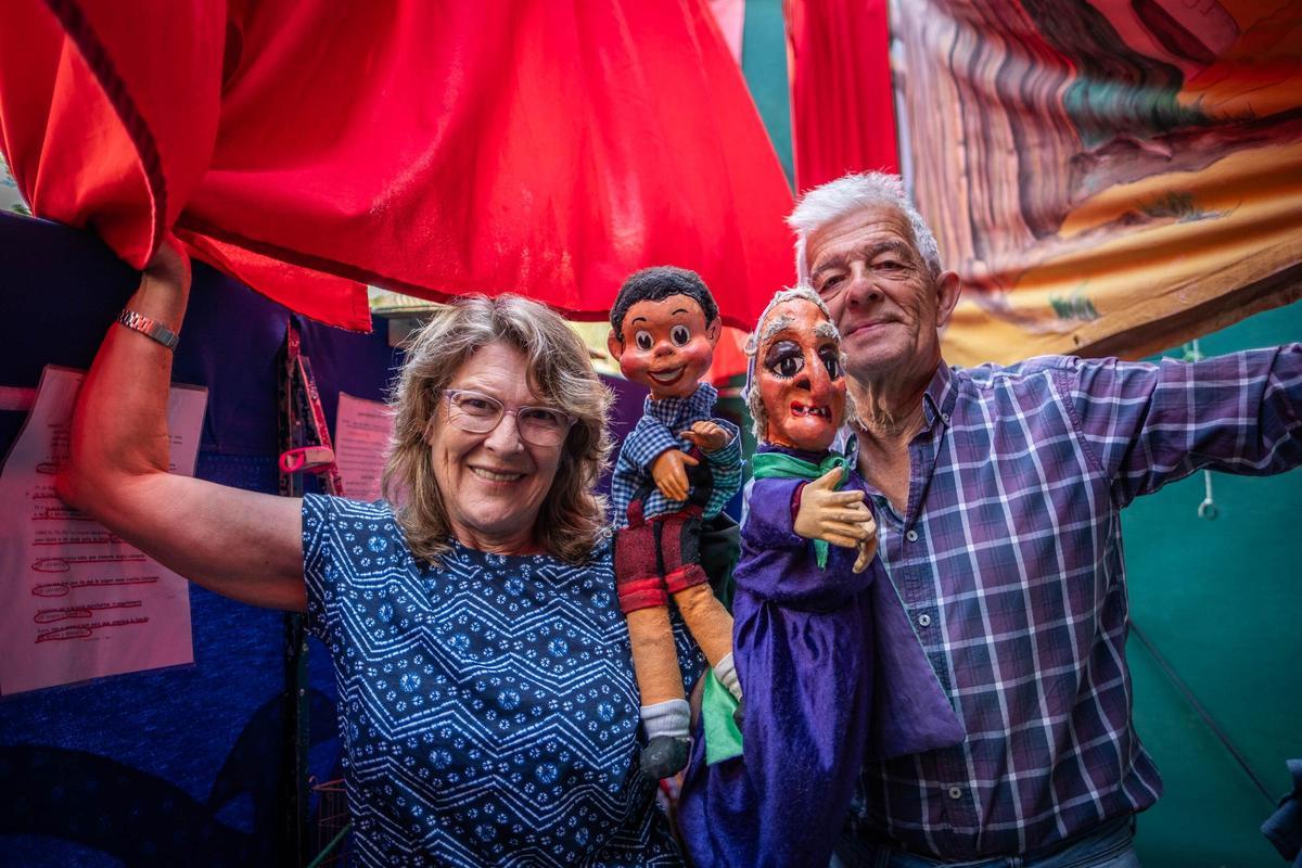 Los hermanos Mónica y Juan Díaz, hijos de Maese Villarejo, junto a Gorgorito y la Bruja Ciríaca.
