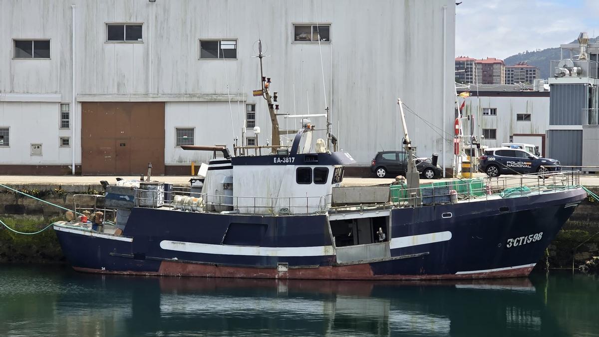 El "Gure Leire", esta mañana, atracado en la terminal de Bouzas.